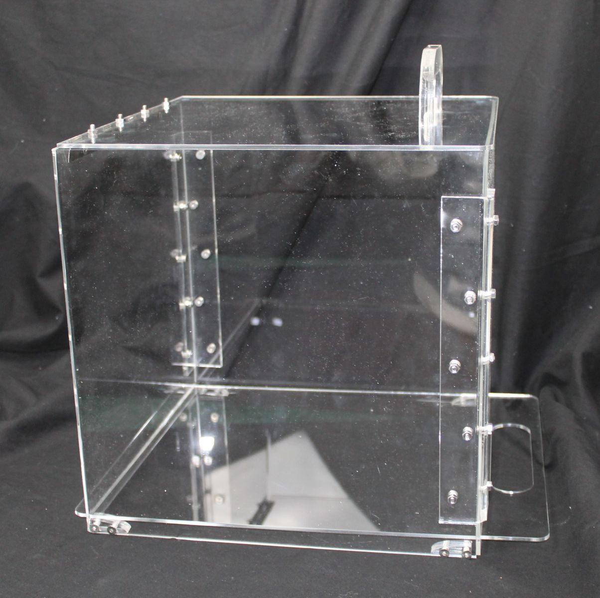 Boite plexi assemblée par pliage et visserie sans collage