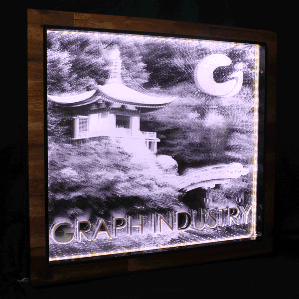 Cadre-lumineux-photo-gravee-laser-incrustation-lettrages-fond-miroir