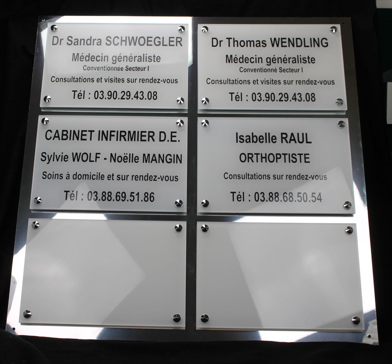 Ensemble de plaques professionnelles en plexi montées sur une platine en alucobon miroir pour cabinet de médecins, infirmières et orthoptiste