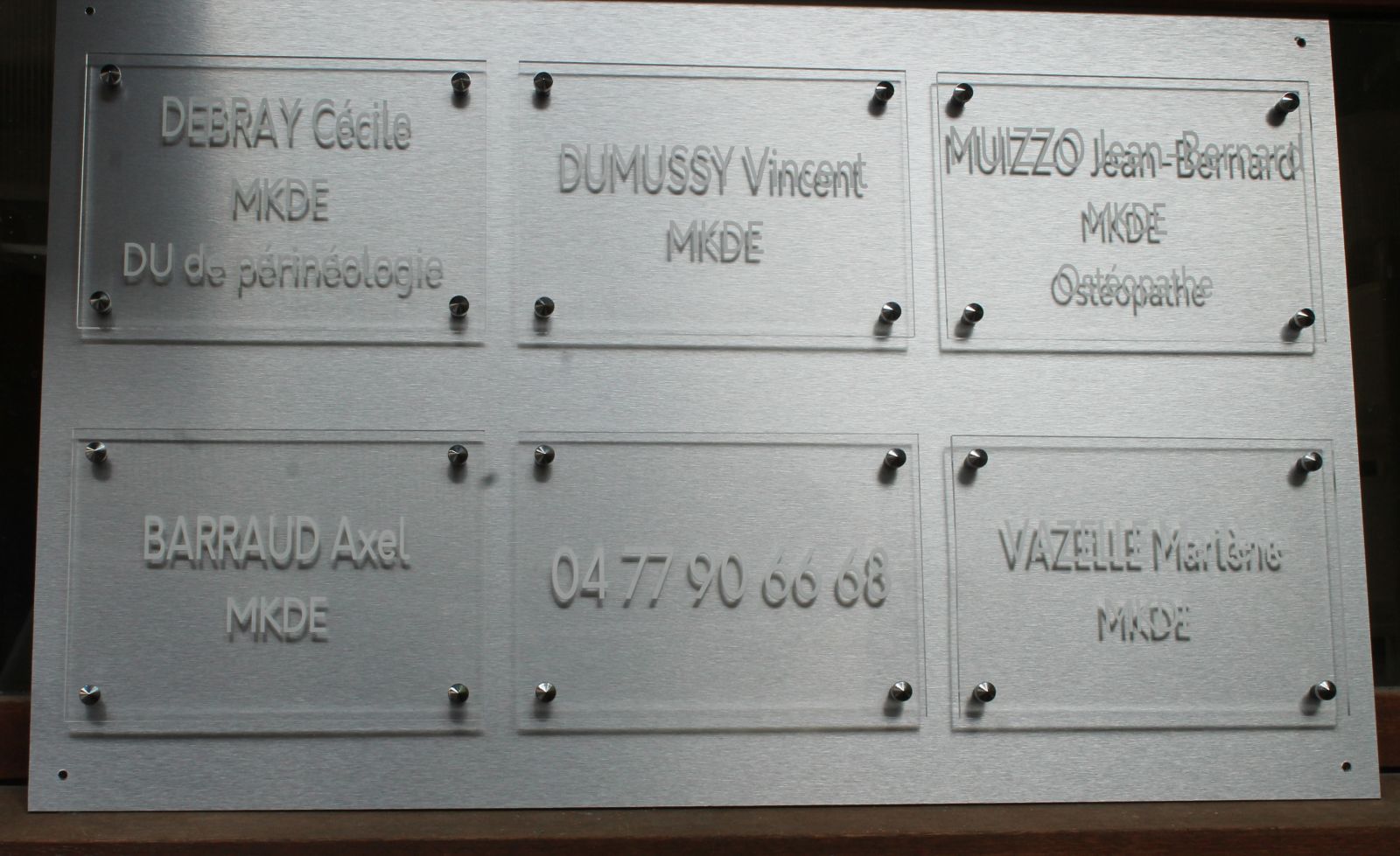 Ensemble de plaques professionnelles plexiglas pour un cabinet de kinésithérapie à Roche la Molière
