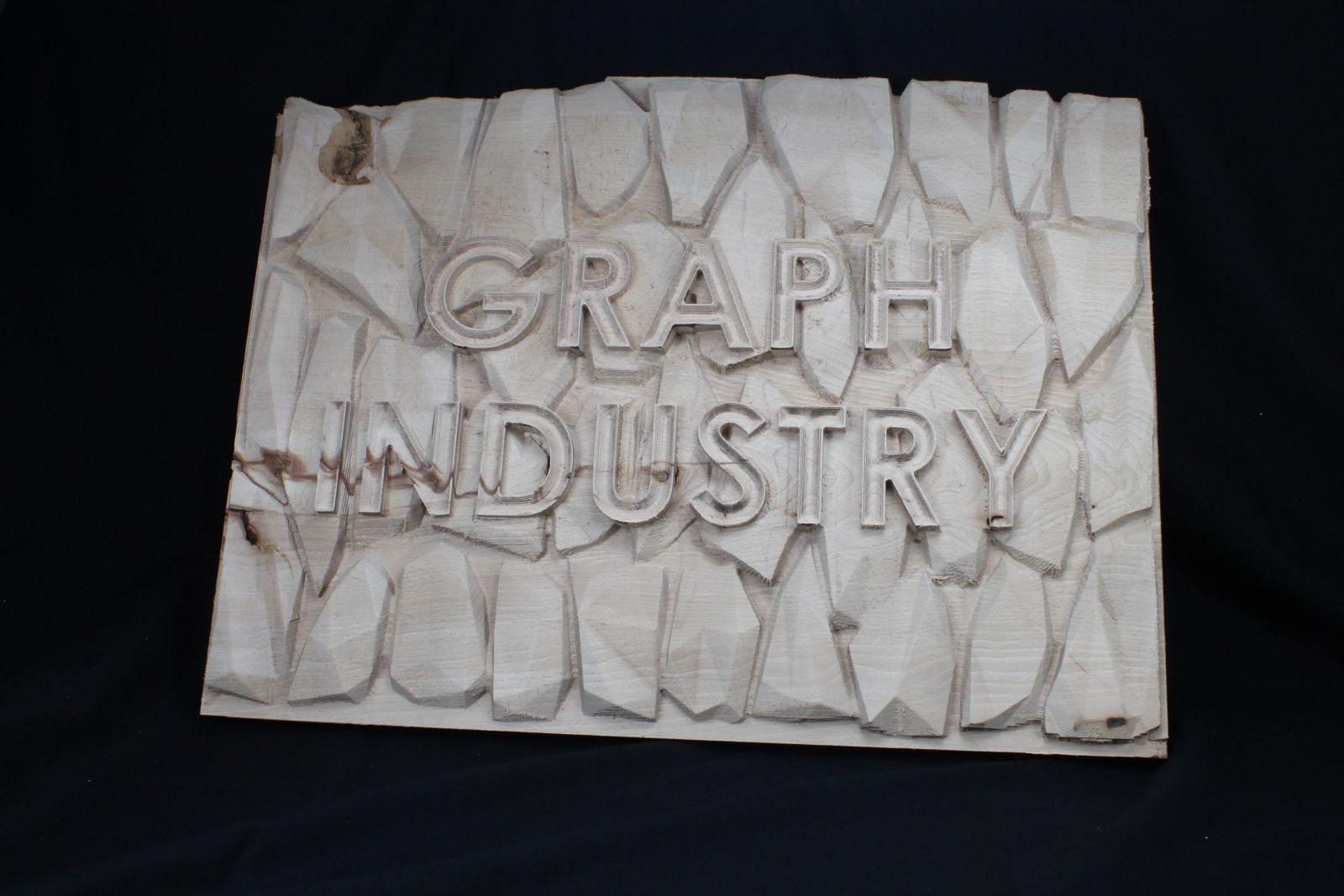 Plaque en Hêtre massif avec gravure mécanique en 3D