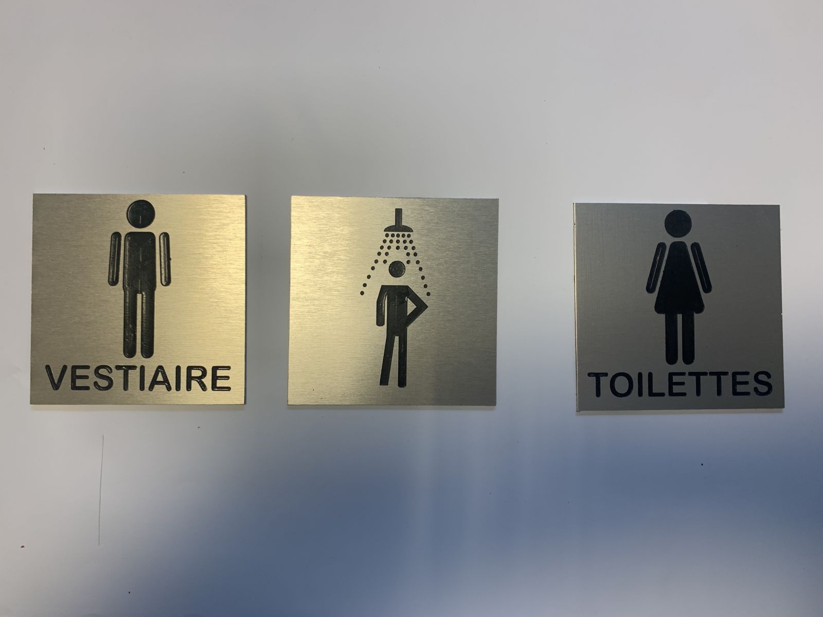 Plaques signalétiques en aluminium avec gravure et peinture noire pour des vestiaires 