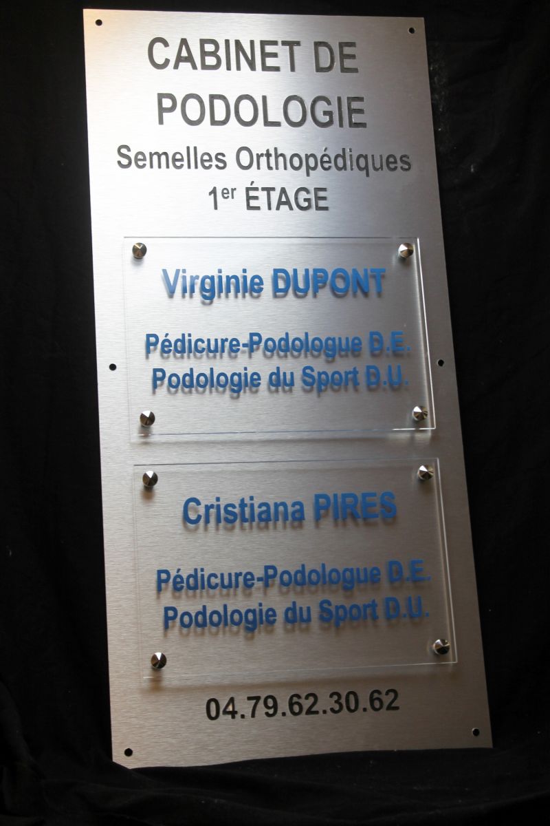 Multi-plaques avec plaques en plexiglas avec gravure et peinture monté sur une plaque en alucobon pour un cabinet de podologue