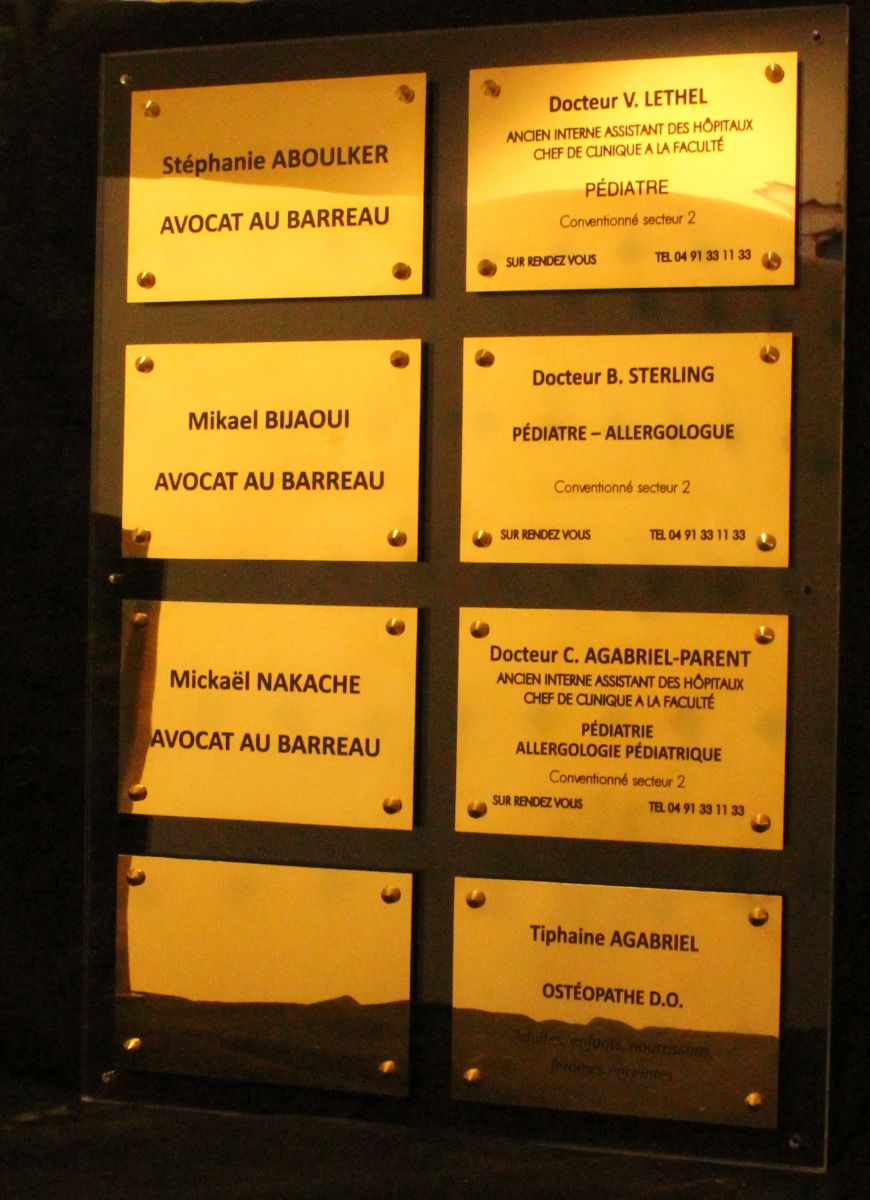 Ensemble de plaques laiton poli horloger avec gravure + peinture noire montées sur plaque plexi transparente