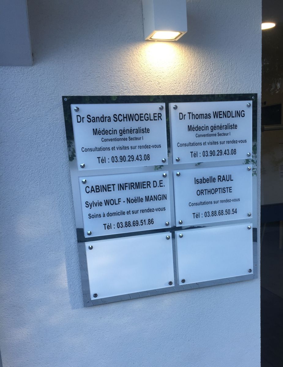 Ensemble de plaques professionnelles en plexi gravées montées sur une platine en alucobon miroir pour cabinet de médecins, infirmières et orthoptiste posé.