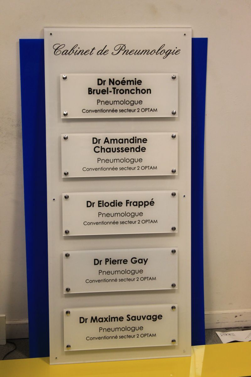 Multi-plaques professionnelles en plexiglas avec gravure et peinture sur un support commun pour un cabinet de pneumologues.