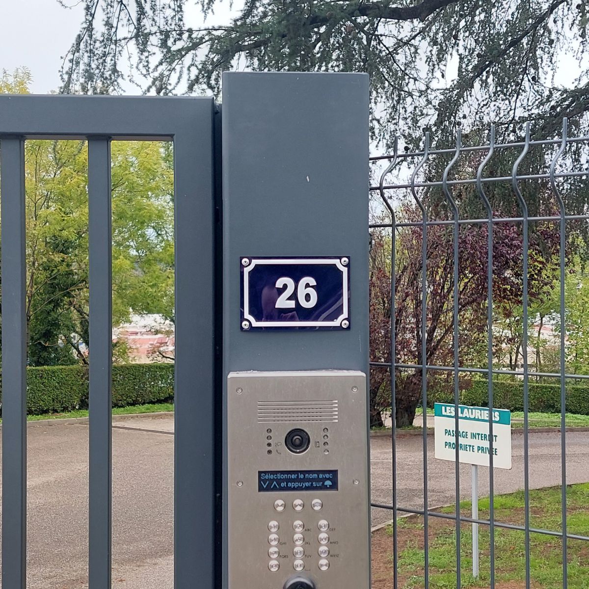 Numéro de rue en assemble de plexiglas bleu et blanc pour une copropriété 