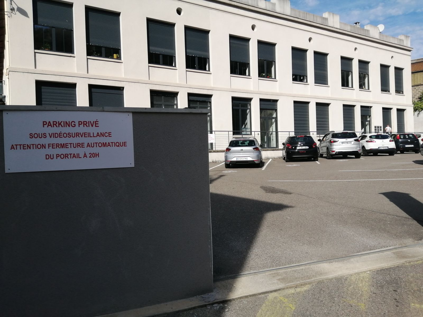 Panneau signalétique en alupanel avec impression numérique et protection par vinyle transparent  installé sur copropriété