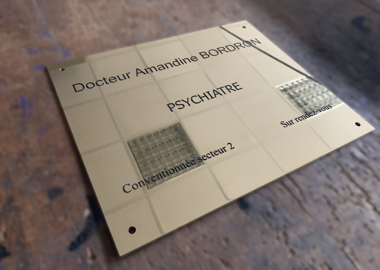 Plaque professionnelle en laiton avec gravure et peinture pour une psychiatre