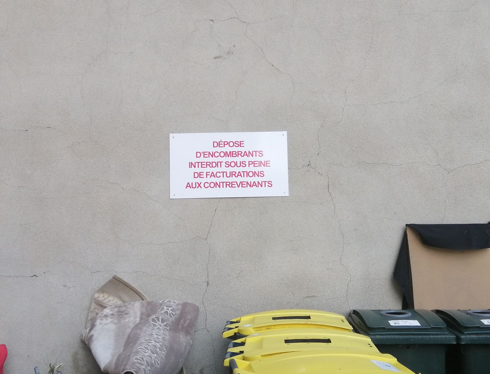 Plaque alucobon et impression numérique dans copropriété pour reglementer les depots d'encombrants