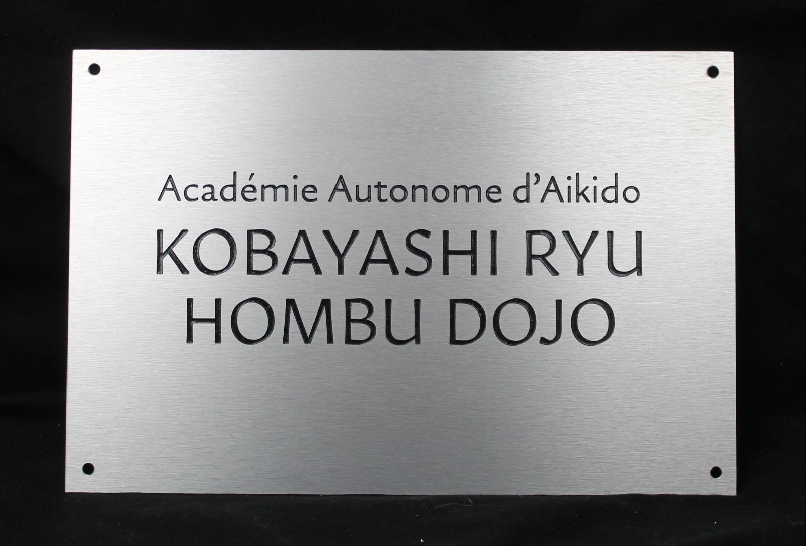 Plaque en aluminium texturé avec gravure et peinture noire pour un dojo d’aïkido