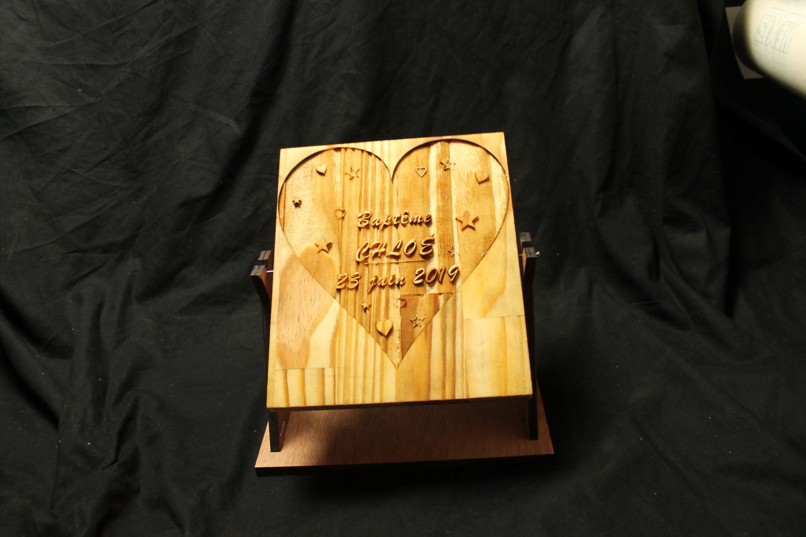 Plaque bois pyrogravée laser pour un baptême 