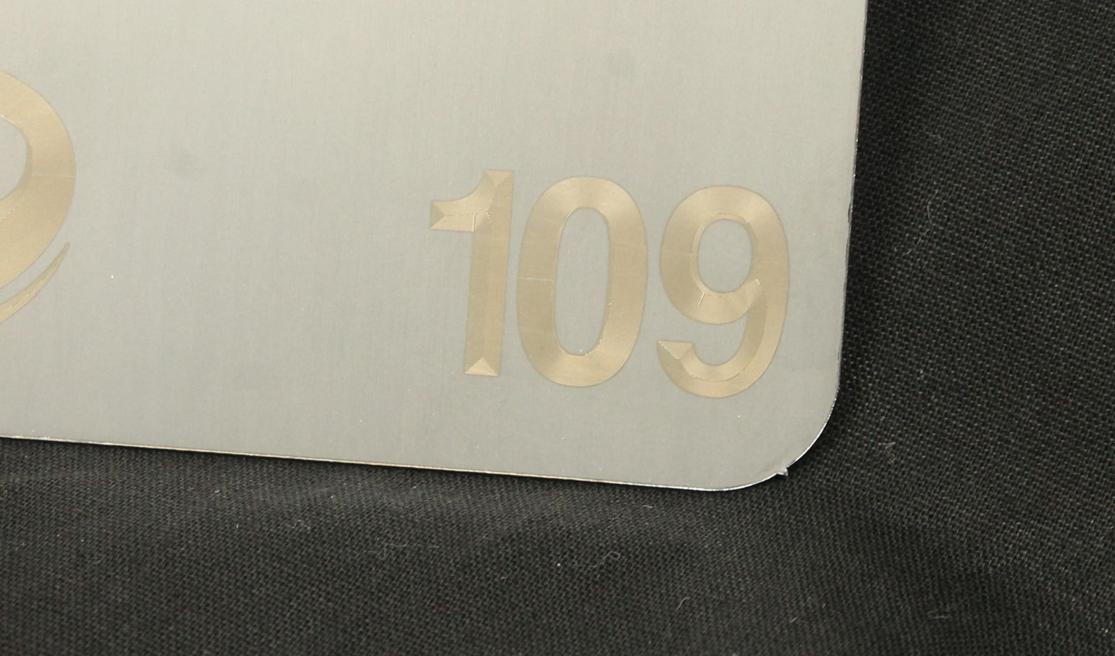 Plaque en inox avec gravure  par laser fibre donnant un effet or