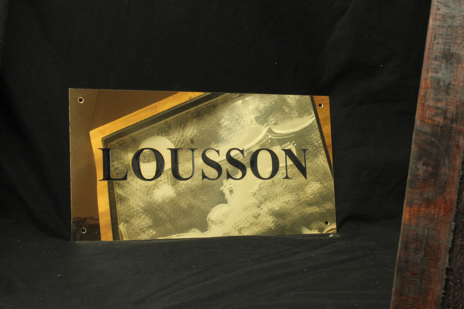 Plaque laiton poli horloger avec gravure mécanique et peinture noire pour une propriété privée