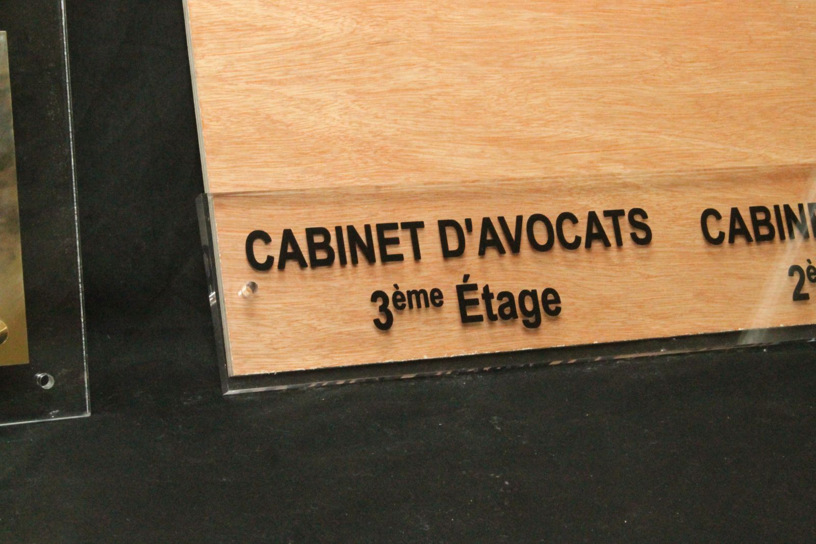 Plaque plexiglas pour cabinet d'avocats et cabinet médical facade immeuble