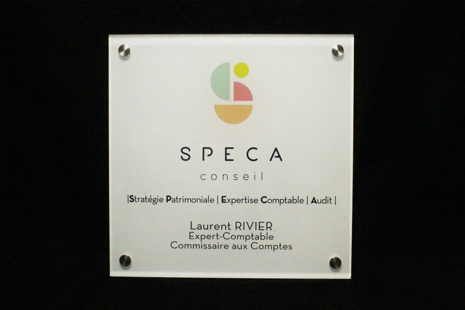 Plaque en plexiglas en impression numérique pour un expert-comptable 