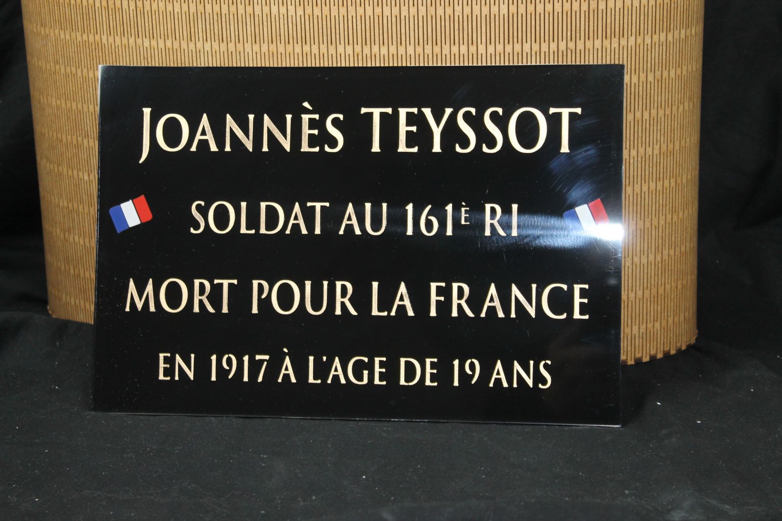 Plaque plexiglas gravure arrière et peinture 5 couleurs commémorative