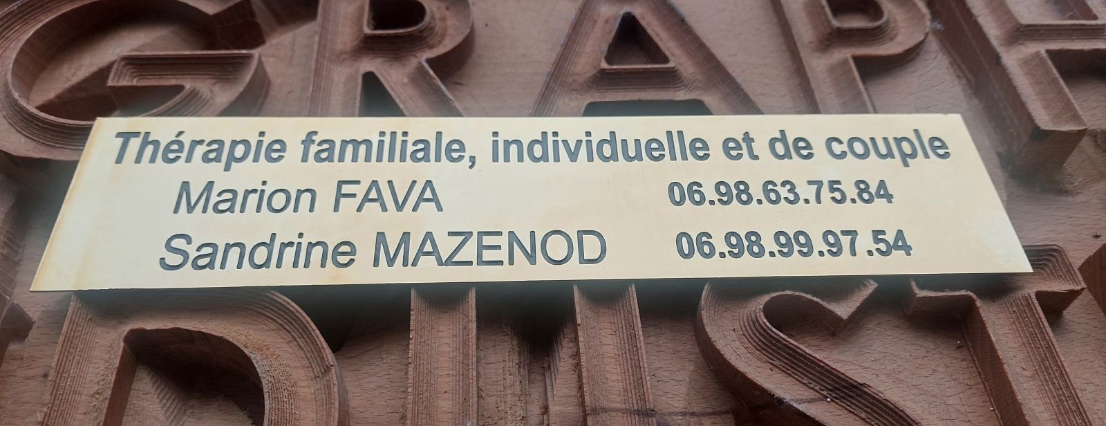 Plaque-professionnelle-laiton-gravure-peinture