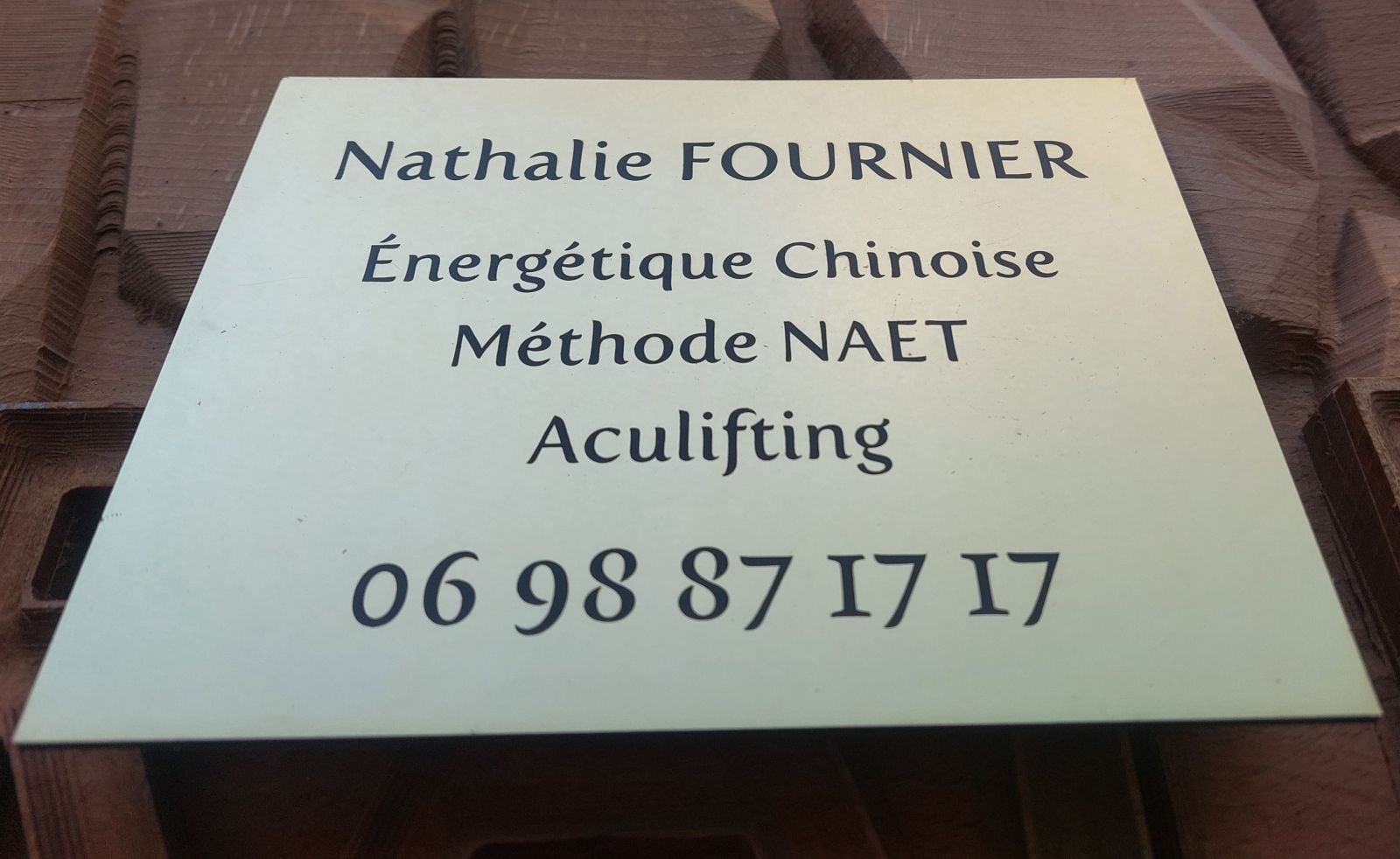 Plaque professionnelle en aluminium anodisé pour une énergéticienne