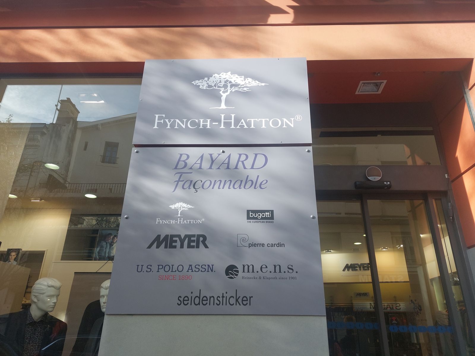 Plaque professionnelle en alucobon avec une impression numérique pour une boutique de prêt à porter 