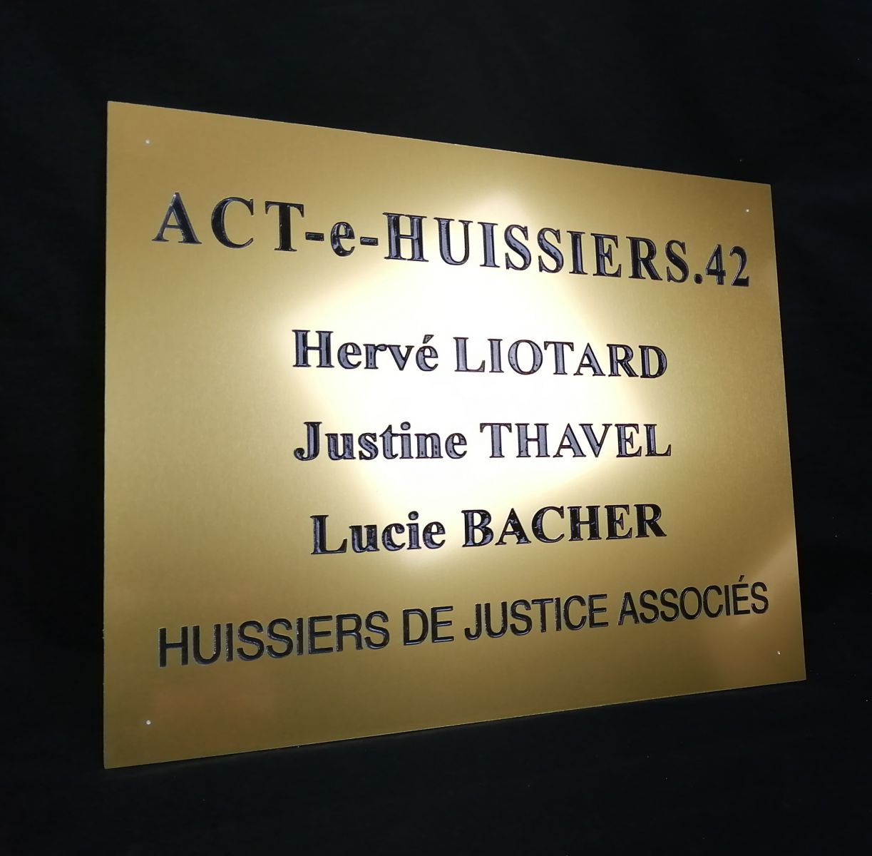 Plaque professionnelle en aluminium doré avec gravure et peinture noire pour un cabinet d'huissiers