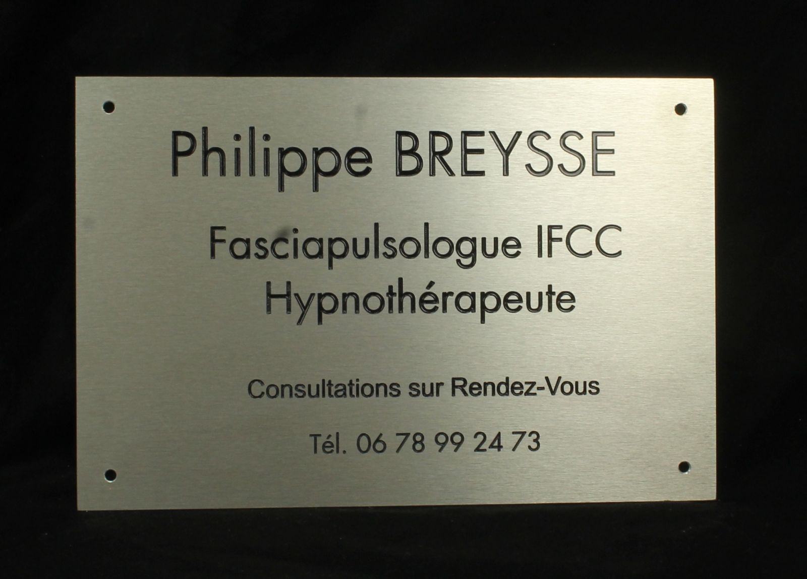 Plaque professionnelle en aluminium texturé pour un hypnothérapeute fasciapulsologue