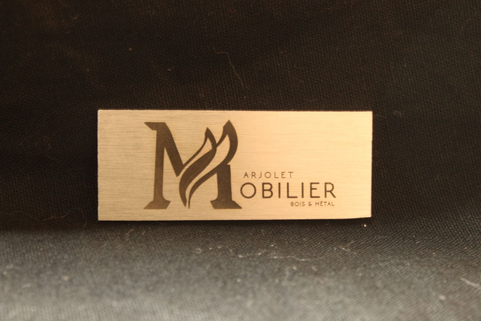 Plaque professionnelle en aluminium avec gravure pour une entreprise de travaux 