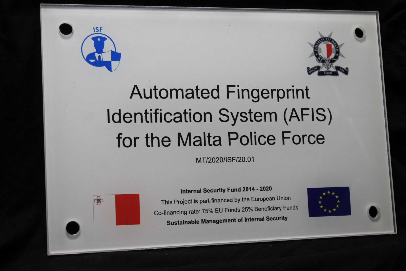Plaque professionnelle en plexiglass avec impression numérique face arrière pour la police de malte