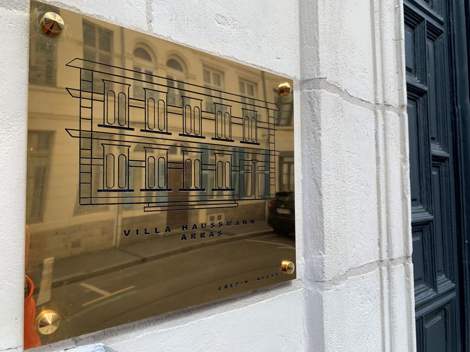 Plaque professionnelle en laiton doré pour crépin invest posé
