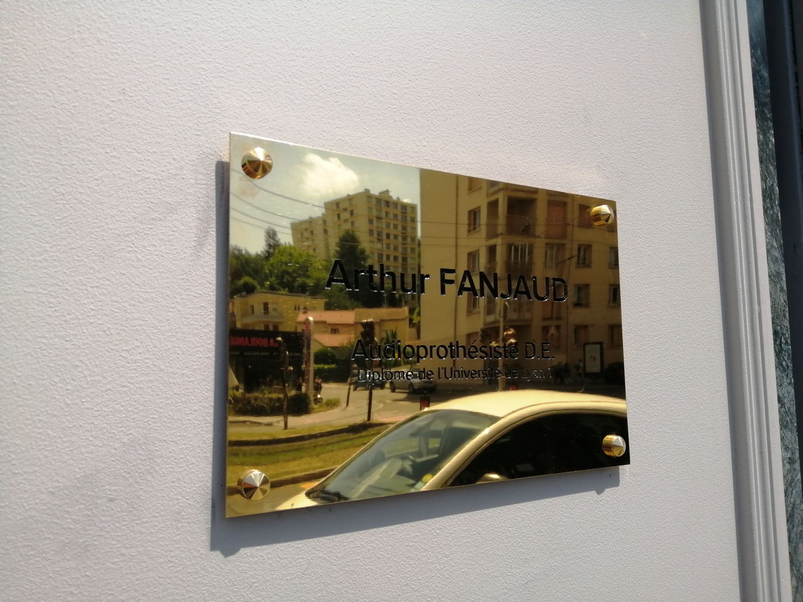 Plaque professionnelle en laiton doré à l'or fin 1µm pour un audioprothésiste.