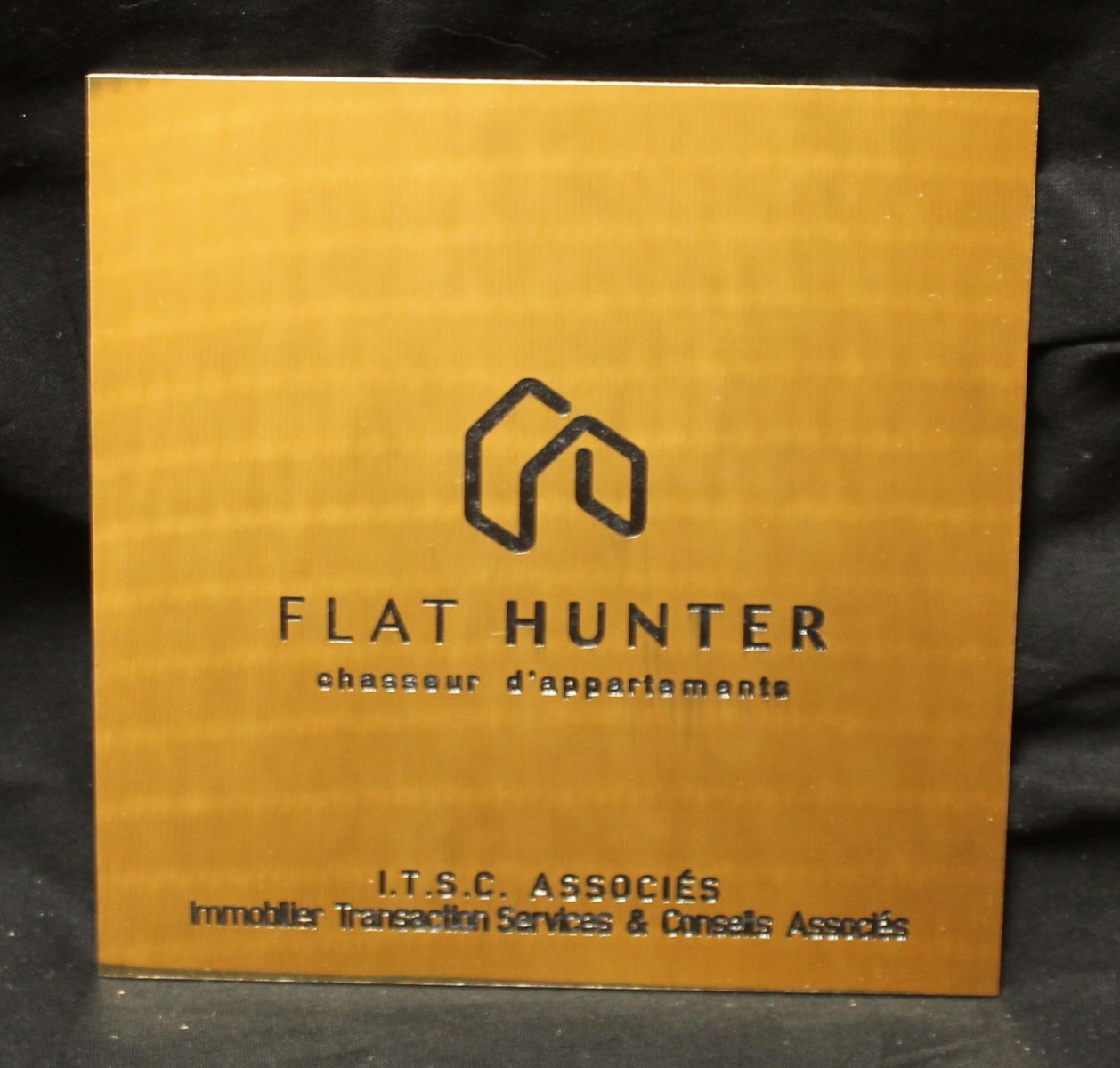 Plaque professionnelle laiton gravée et peinte pour chasseur d'appartements