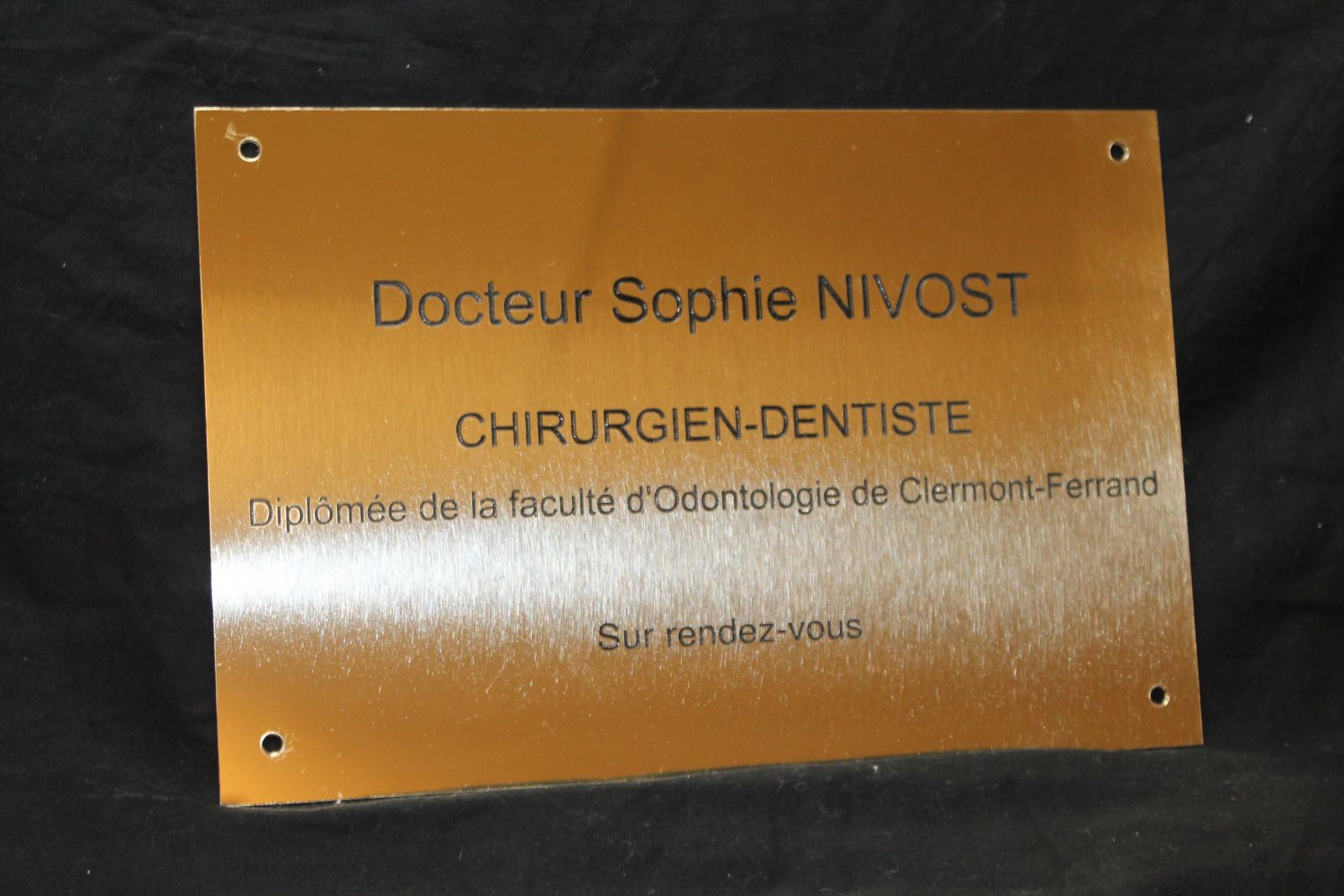 Plaque professionnelle en laiton avec gravure et peinture pour un chirurgien-dentiste