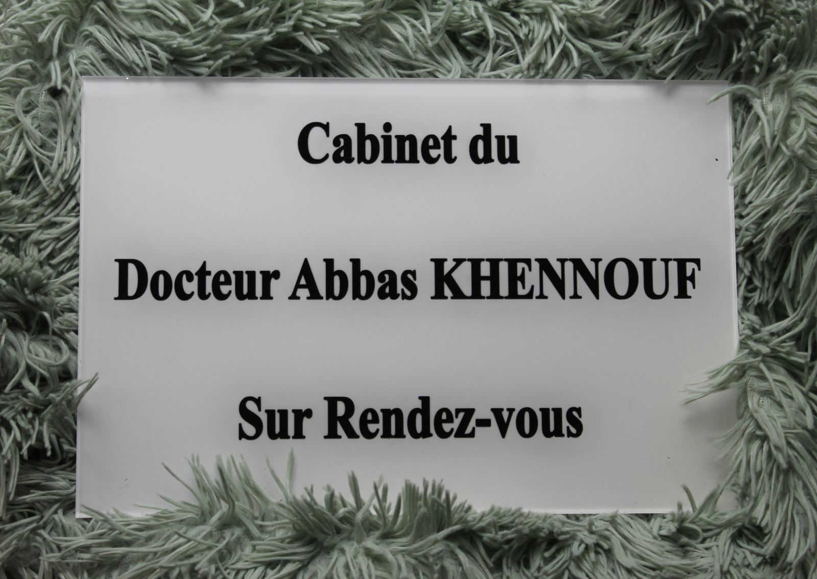 Plaque professionnelle en plexiglass avec gravure et peinture arrière blanche et noire pour un cabinet de docteur.