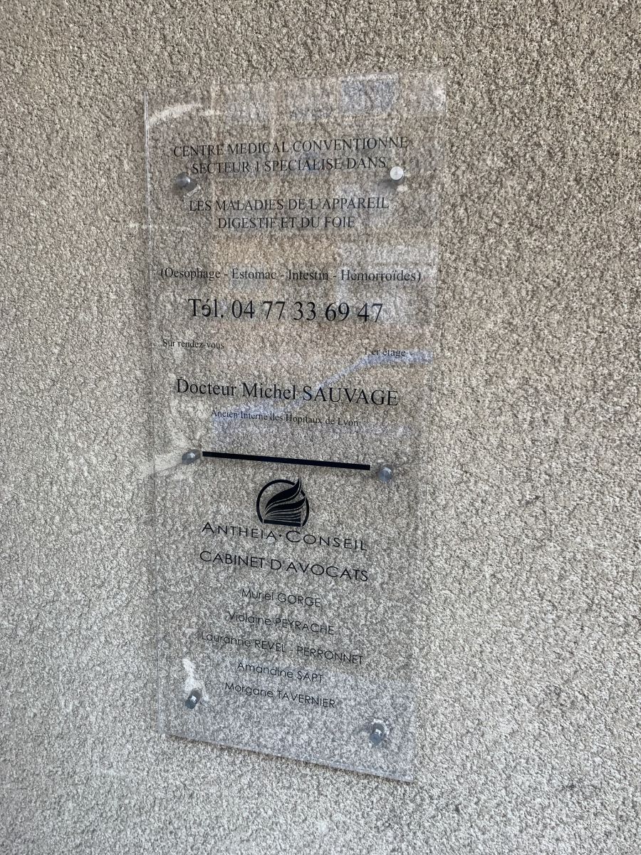 Plaque professionnelle en plexiglas pour un centre médical