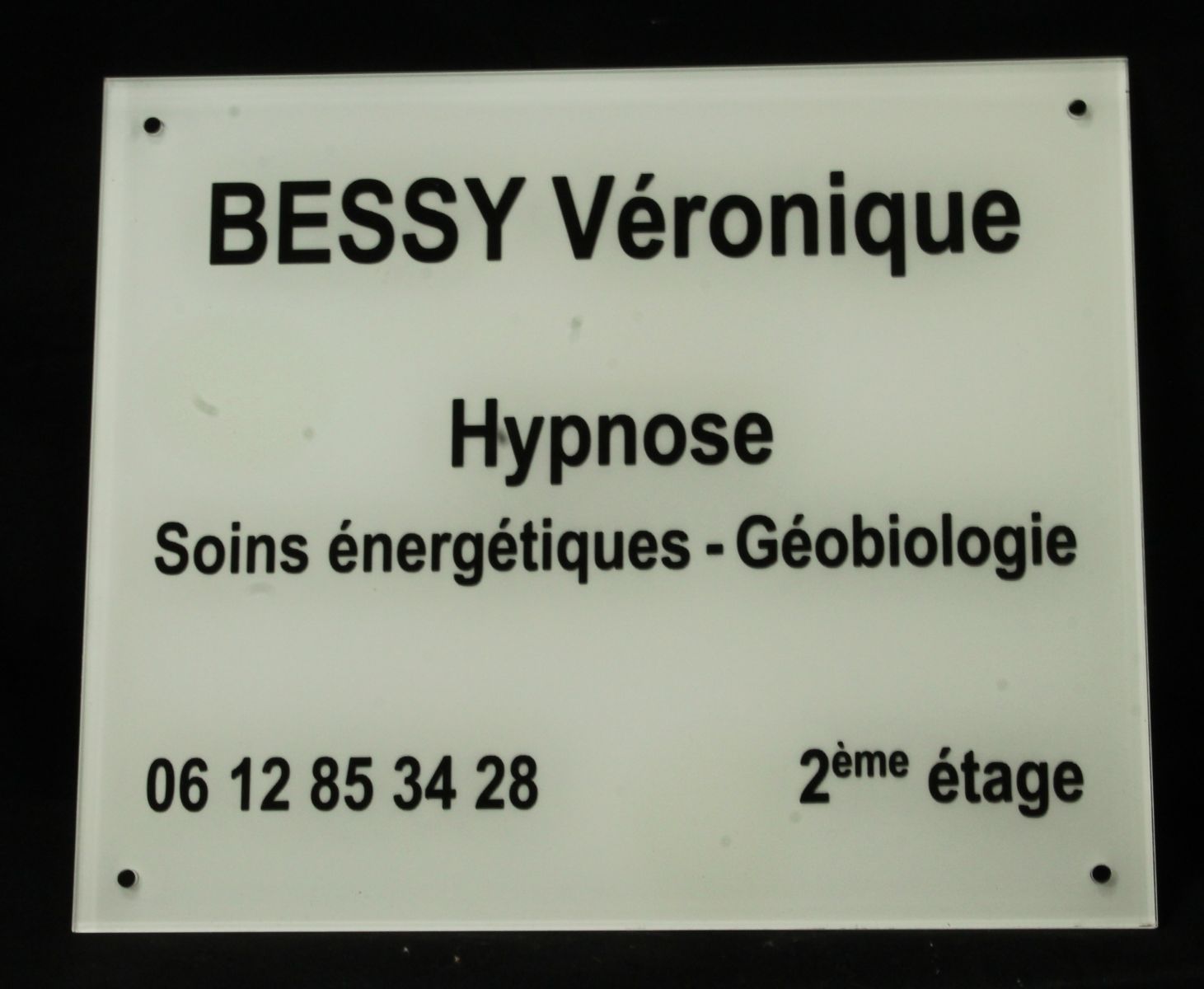 Plaque professionnelle en plexi avec gravure et peinture pour une hypnothérapeute
