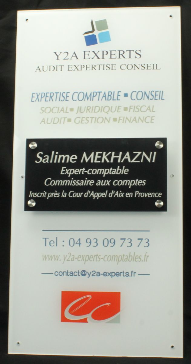 Plaque professionnelle en plexiglas avec gravure arrière, peinture 2 couleurs et impression numérique des logos pour un cabinet d'experts comptables Y2A EXPERTS 