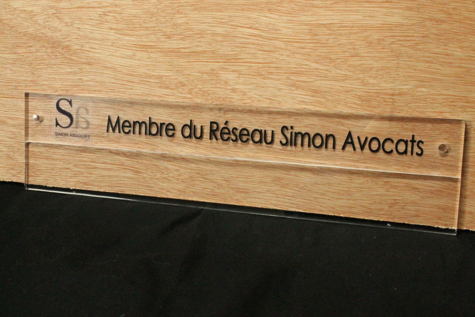 Plaque professionnelle en plexiglas avec gravure et peinture noir pour un avocat