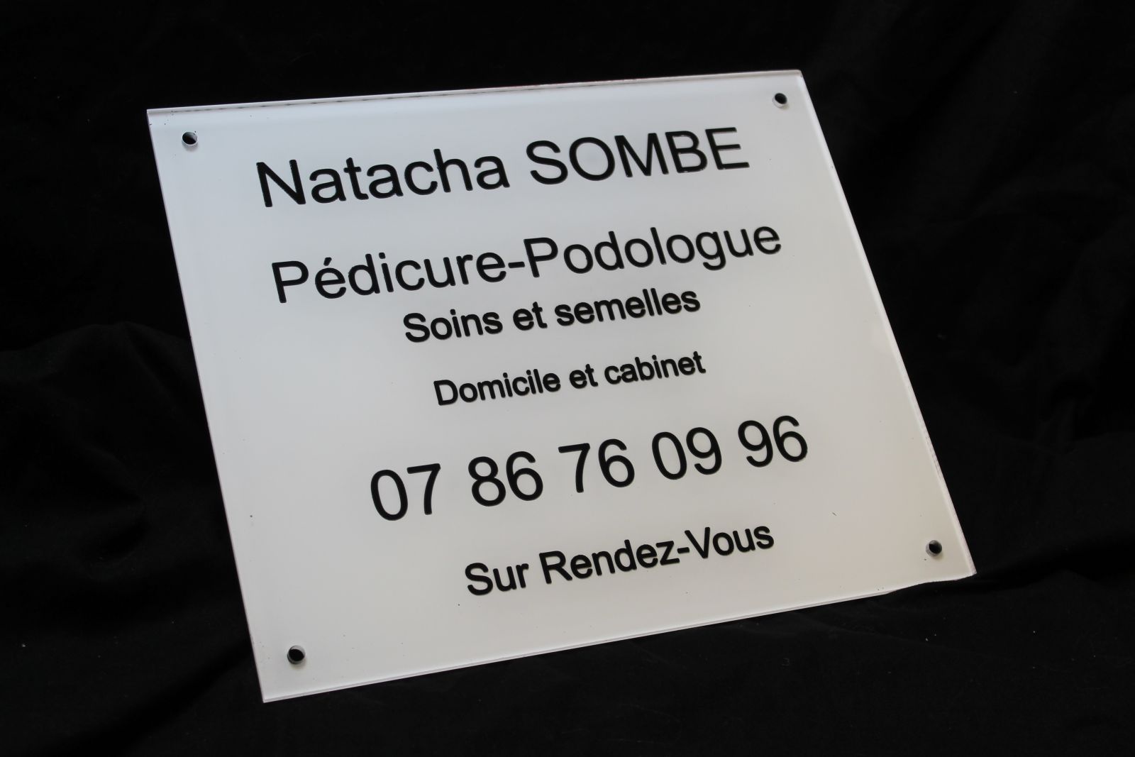 Plaque professionnelle en plexiglas avec gravure et peinture pour un podologue
