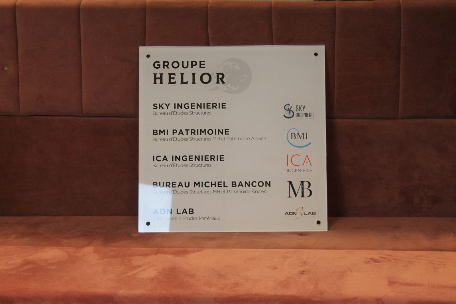 Plaque professionnelle en plexiglas avec impression numérique pour groupe d'entreprise 