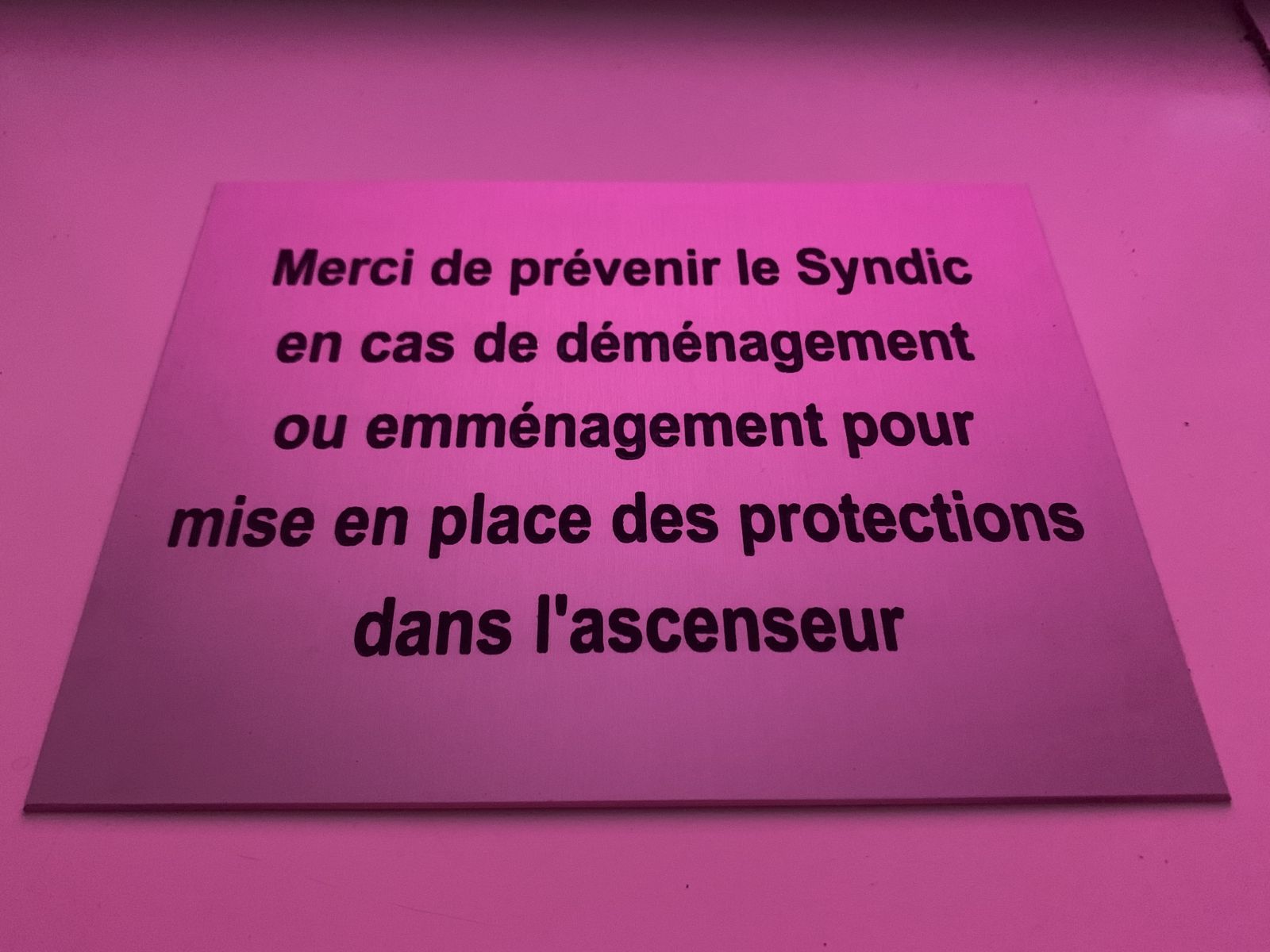 Plaque signalétique en aluminium avec gravure et peinture noire pour un ascenseur