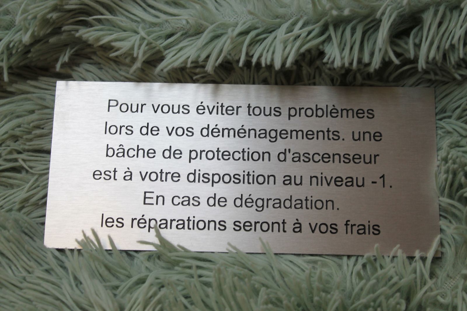 Plaque signalétique en aluminium avec gravure pour un ascenseur