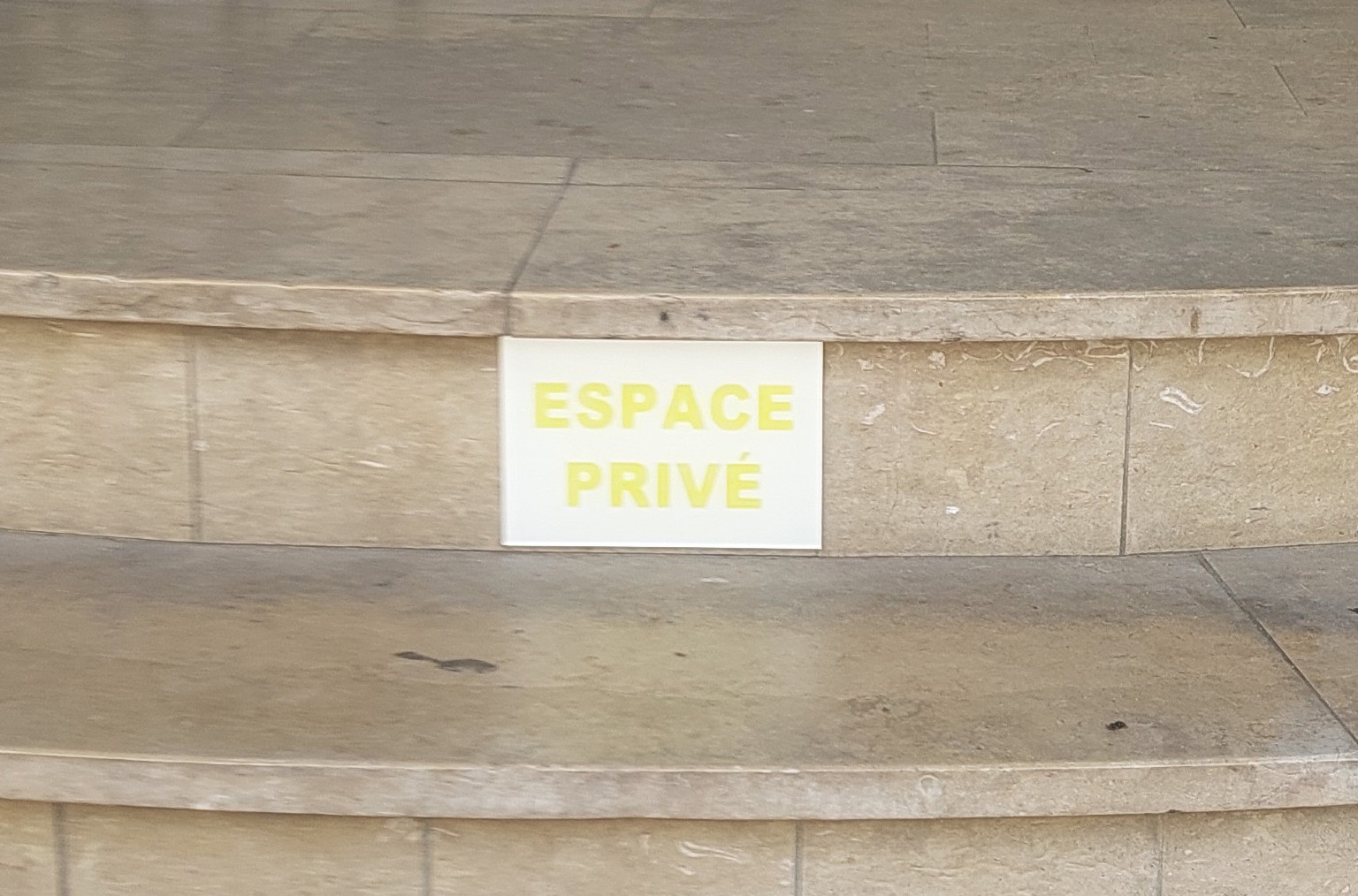 Plaque-signaletique-plexi-gravure-peinture-espace-prive