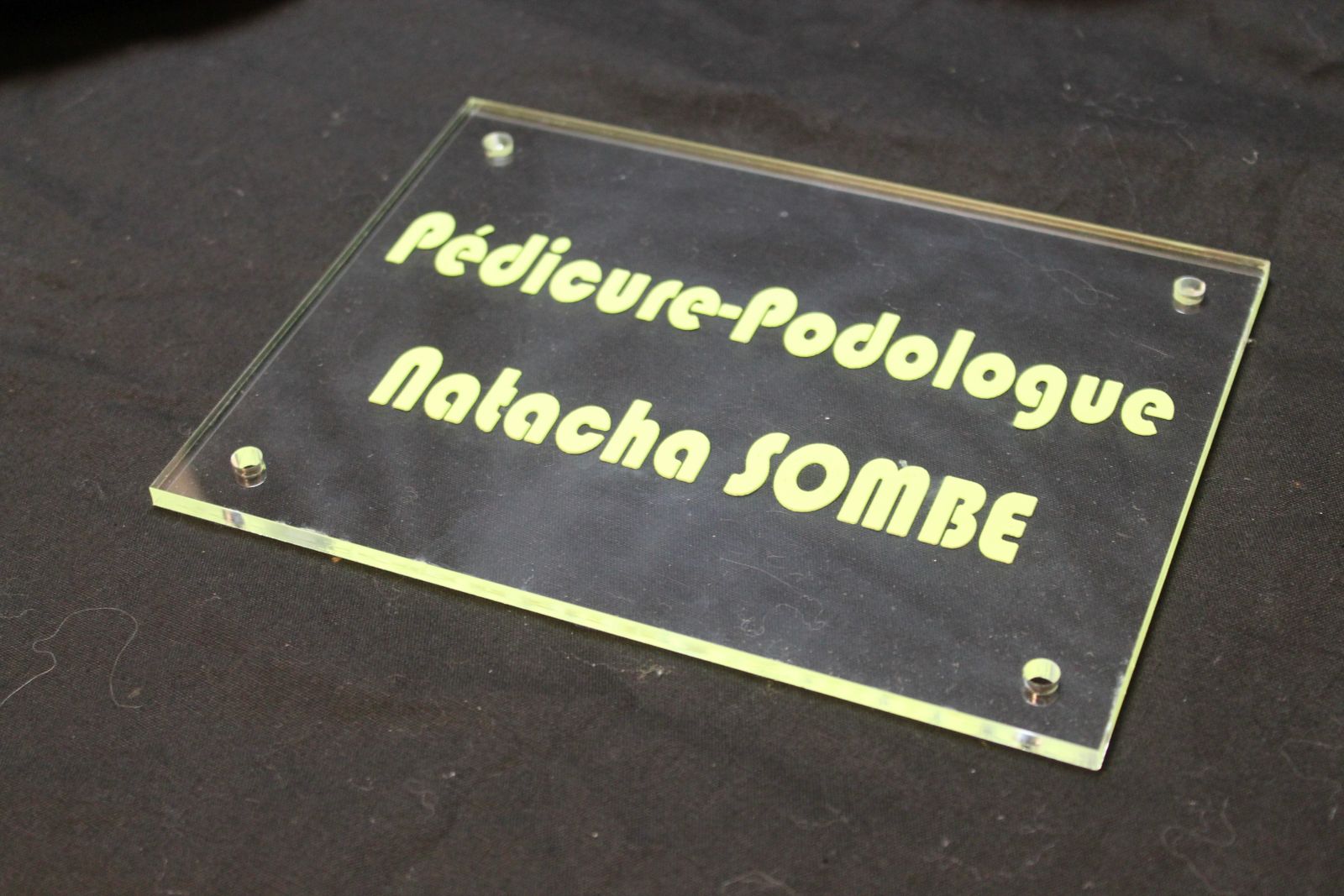 Plaque signalétique avec gravure et peinture pour un cabinet de podologue