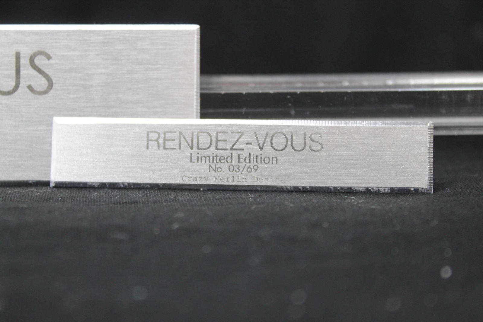 Plaques en aluminum brossé pour plusieurs maquettes