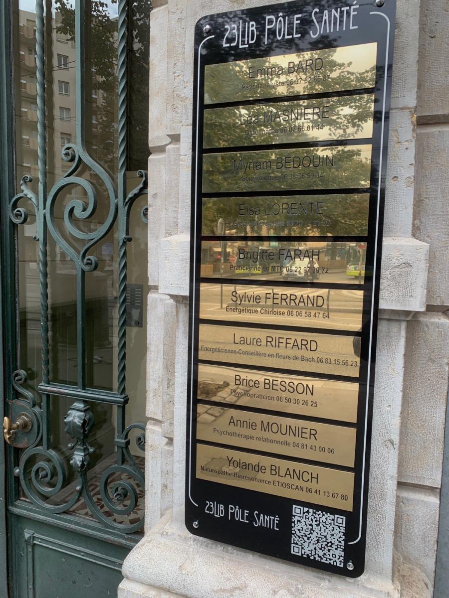 Plaques professionnelles laiton montées sur une platine en alucobon laqué noir avec gravure laser.