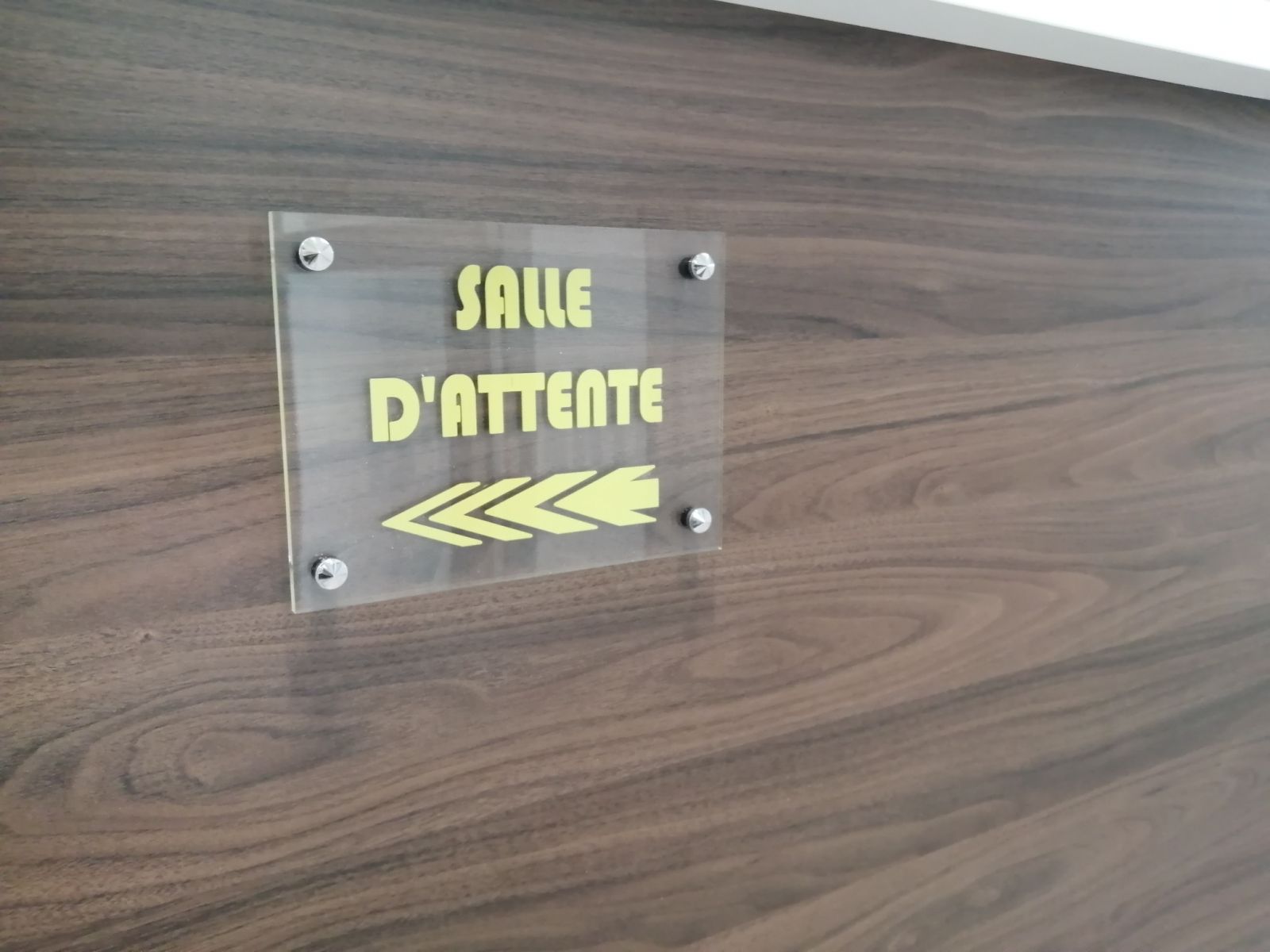 Plaque en plexiglas pour cabinet médical