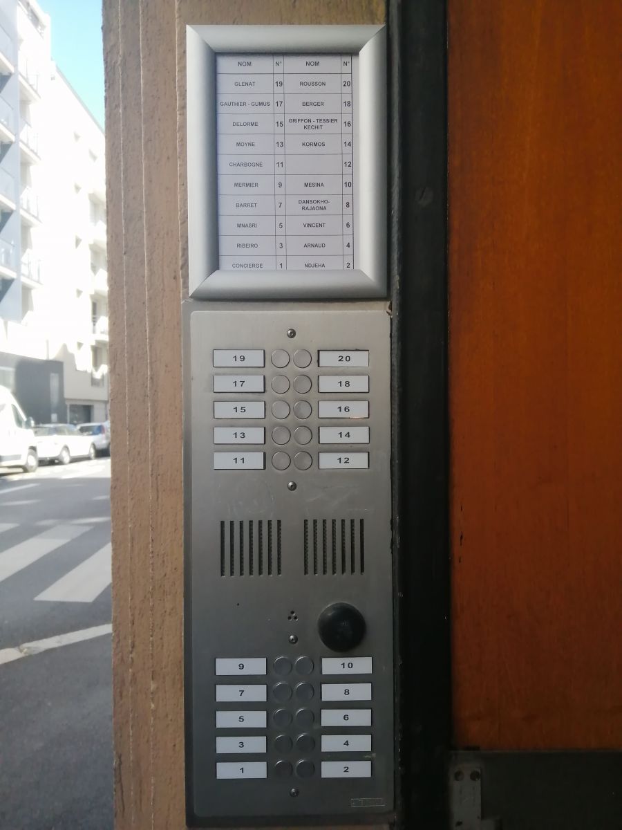 Platine interphone extérieure après rénovation