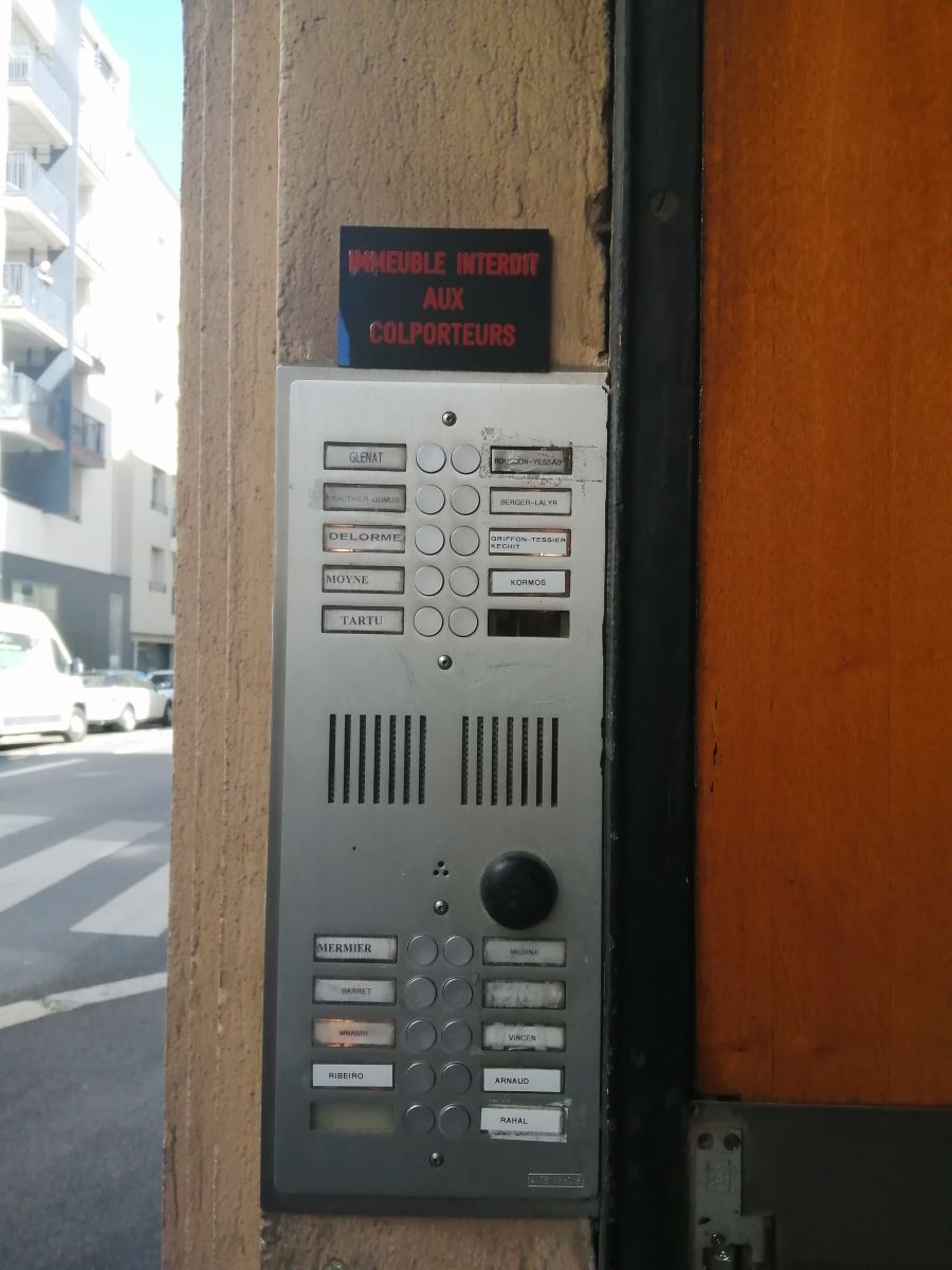 Platine interphone avant rénovation