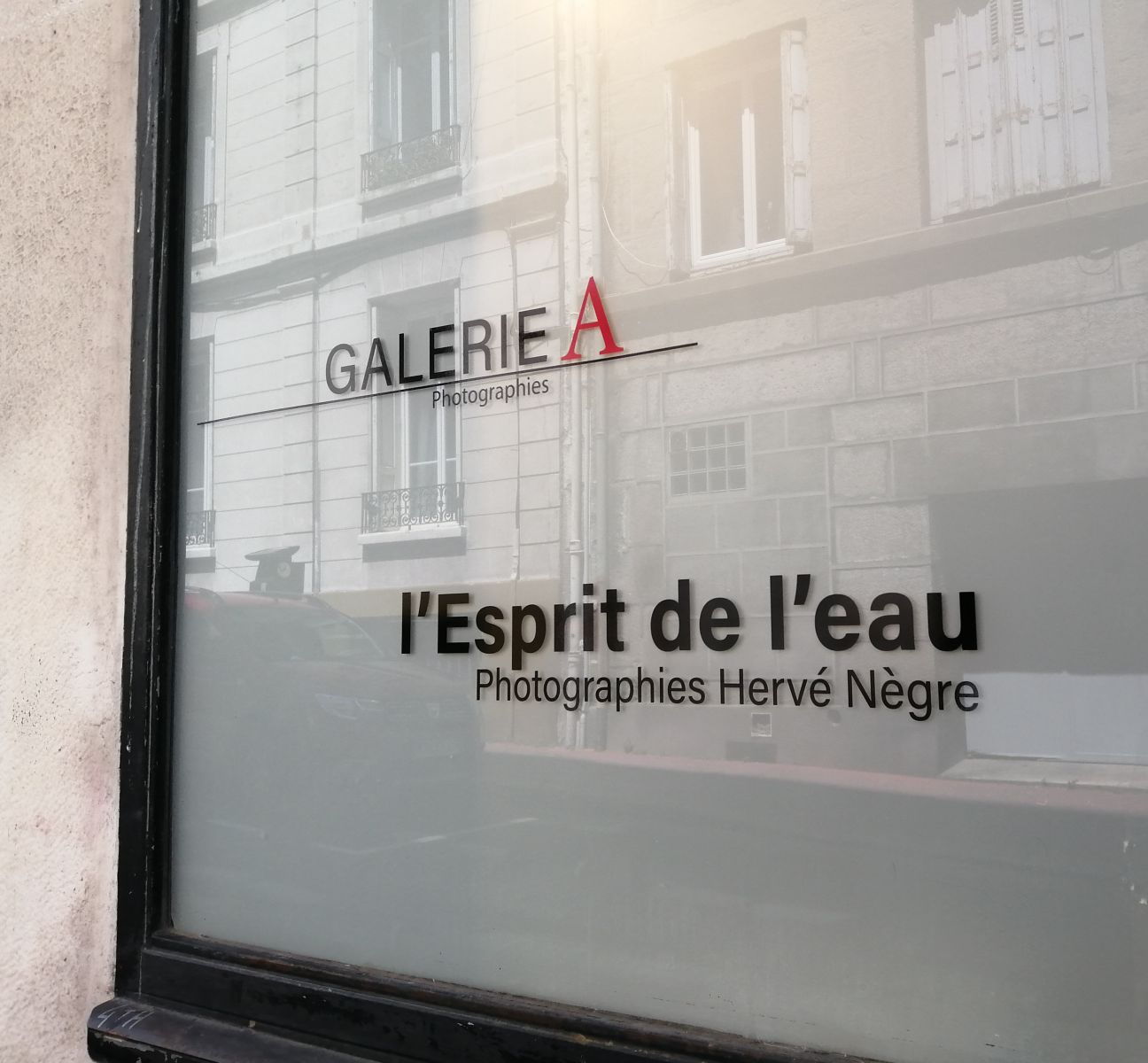 Vitrophanie en découpe vinyls pour galerie de photos et exposition - Hervé Nègre