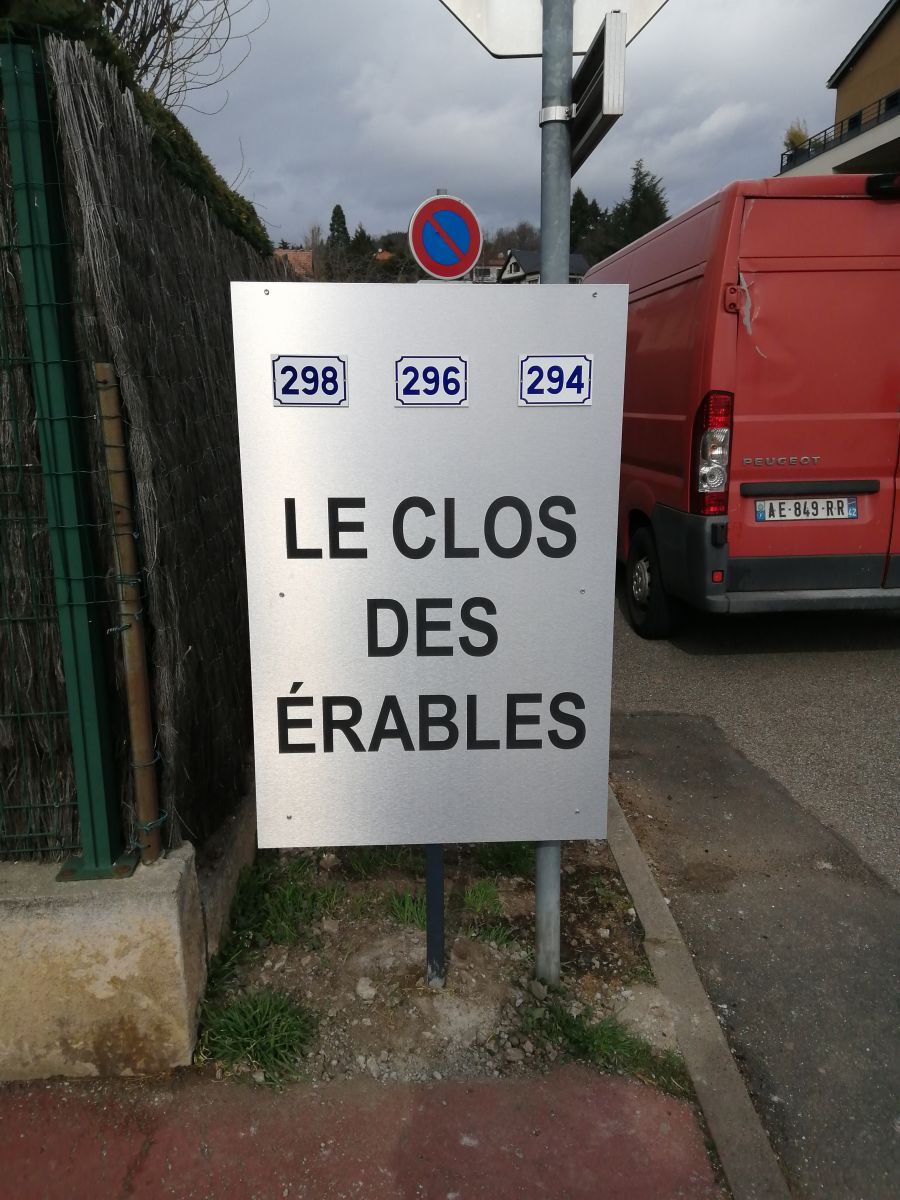 Enseigne d'immeuble en alupanel avec gravure pour une copropriété Clos des Erables installée sur site